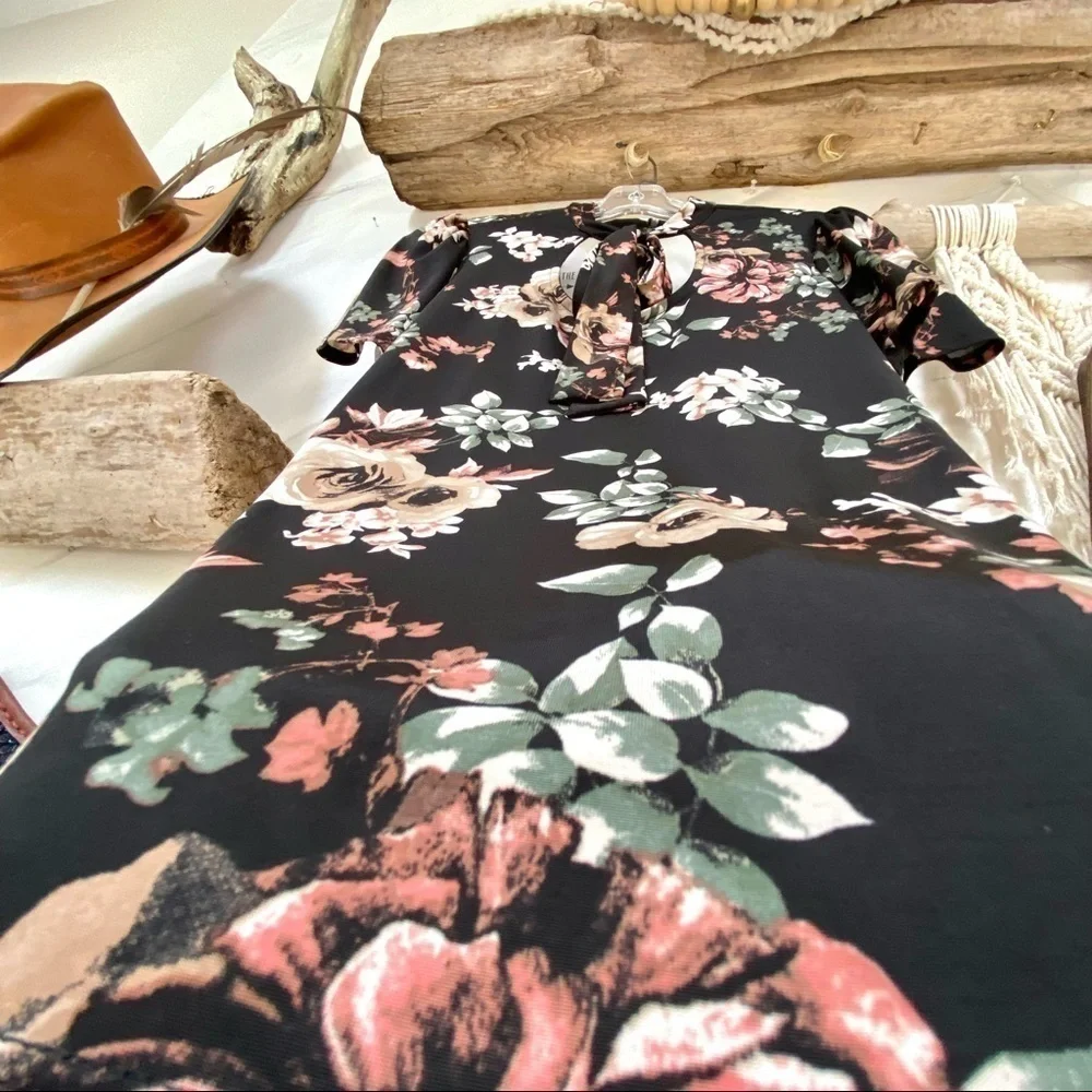 Super sweet floral gardenia Boho blouse w front bow & puff sleeves - Picture 2 of 13